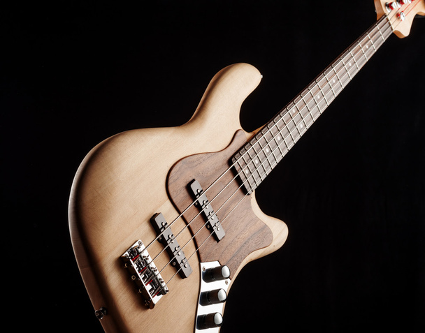 elektrická basová kytara na černém pozadí - Fotografie, Obrázek