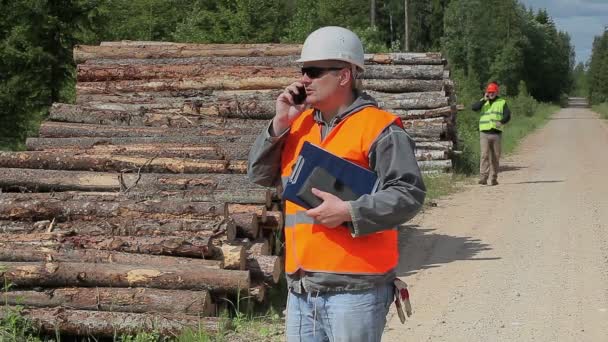 Сотрудники лесного хозяйства с документами на дороге
 - Кадры, видео
