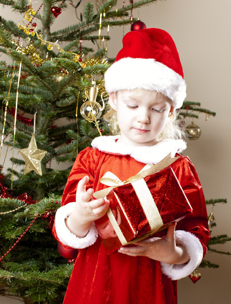 Little girl as Santa Claus with Christmas present - Fotoğraf, Görsel