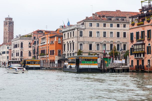 VENICE, ITALY - on MAY 3, 2015. Vaporetto pier on the bank of the Grand channel (Canal Grande). Vaporetto is a main type of public transport in Venice - Foto, Imagem