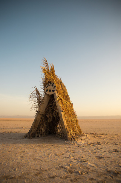 Żółty domek w tunezyjskiej pustyni - Zdjęcie, obraz