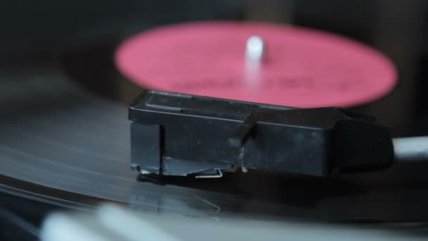Ρεκόρ βινυλίου στον περιστρεφόμενο δίσκο στην vintage χρωματικό τόνο - Πλάνα, βίντεο