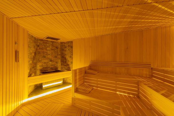 Hete houten sauna kamer interieur - Foto, afbeelding