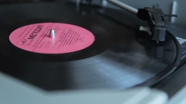 Ρεκόρ βινυλίου στον περιστρεφόμενο δίσκο στην vintage χρωματικό τόνο - Πλάνα, βίντεο