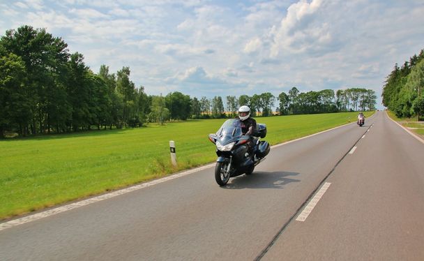Motocicleta en la carretera rural
 - Foto, imagen