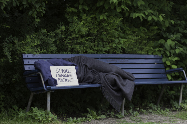 Безпритульний чоловік, на лавки паркові - Фото, зображення