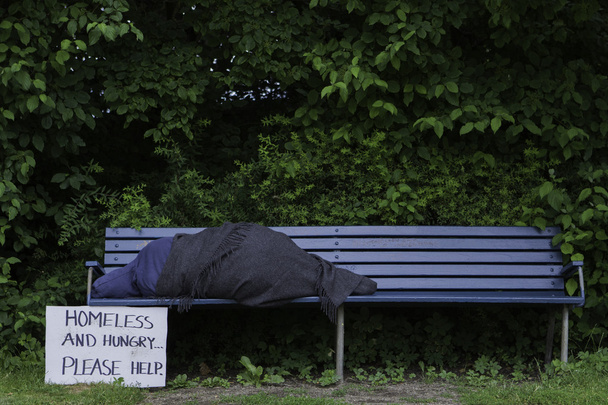 Homeless man on park bench - Foto, afbeelding
