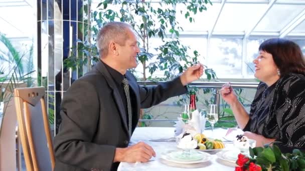 Ältere Paare füttern sich gegenseitig - Filmmaterial, Video