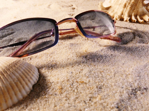 砂の上のサングラス - 写真・画像