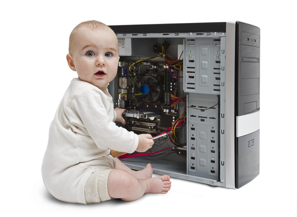 Kleinkind arbeitet am offenen Computer - Foto, Bild