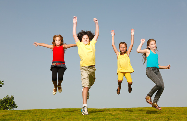 Groupe d'enfants sautant
 - Photo, image