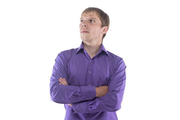 Imagen del hombre en camisa púrpura con los brazos cruzados
 - Foto, imagen