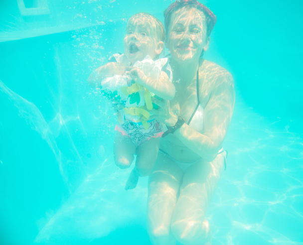 ママ、赤ちゃんと一緒に水に飛び込み - 写真・画像