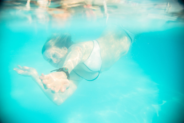 kobieta pływanie pod wodą w basenie - Zdjęcie, obraz