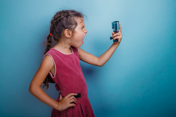 genç kız kendini standları sı bağırarak eylem kamera çekimleri - Fotoğraf, Görsel