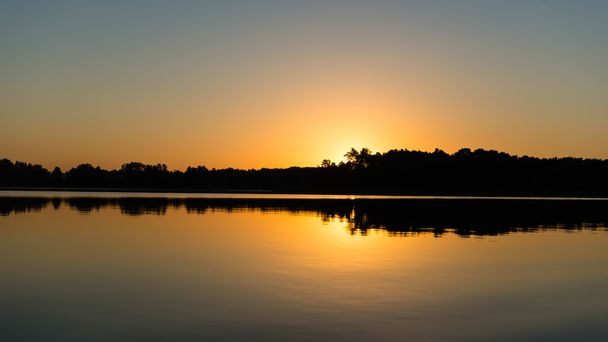 symmetrische reflecties op rustige lake - Foto, afbeelding