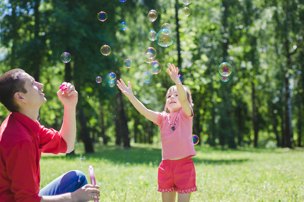 Dad and his daughter are making bubbles - Fotoğraf, Görsel