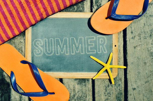 шлепанцы, морская звезда и доска со словом "лето"
 - Фото, изображение