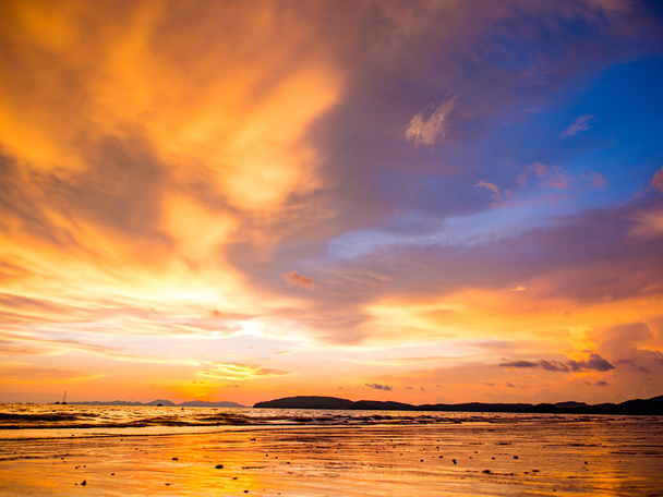 Tropical sunset on the beach. Ao-Nang. Krabi - Foto, Imagem