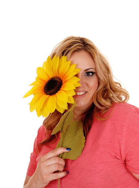 Žena držící slunečnice na jedno oko. - Fotografie, Obrázek