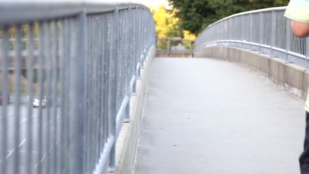 Alacsony szög az emberek séta a hídon - Felvétel, videó