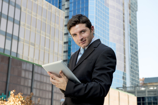 корпоративний портрет молодого бізнесмена, який працює з цифровим планшетом на відкритому повітрі
 - Фото, зображення
