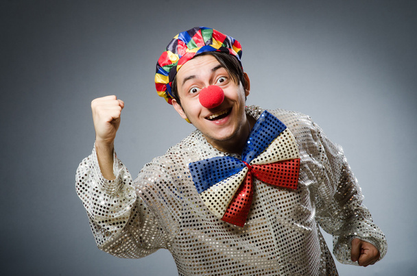 Zabawny clown na szarym tle - Zdjęcie, obraz