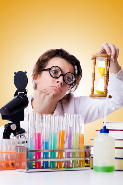 bláznivá ženská chemik v laboratoři - Fotografie, Obrázek