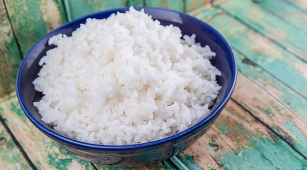 Mavi kapta haşlanmış pirinç - Fotoğraf, Görsel