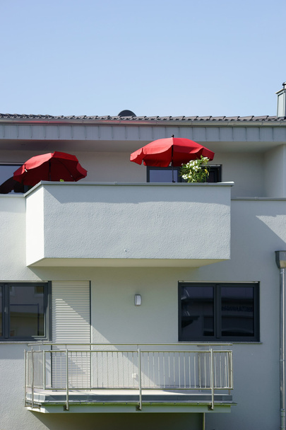 balkon met paraplu - Foto, afbeelding