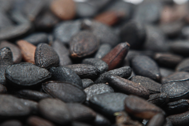 Pilha de sementes de gergelim preto isolado no fundo branco - Foto, Imagem