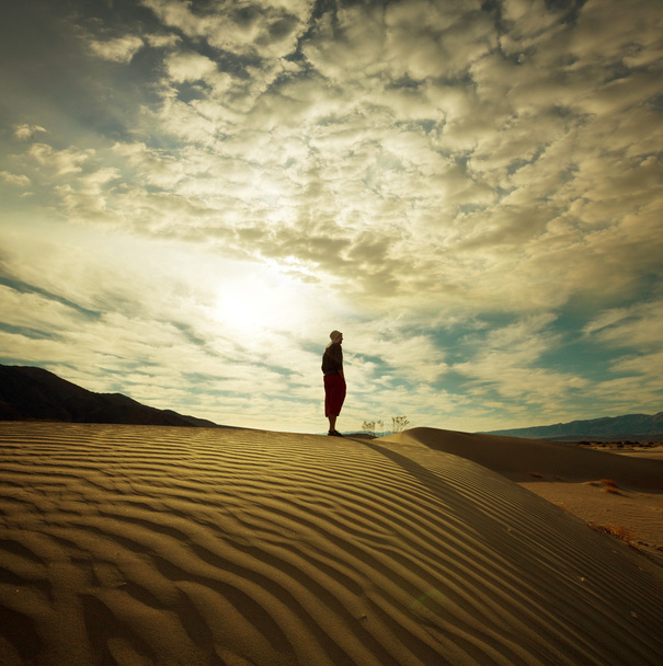 wandeling in de woestijn - Foto, afbeelding