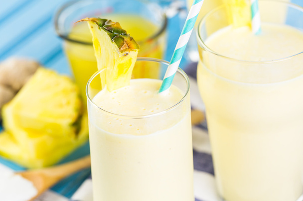 smoothie au gingembre à l'ananas avec yaourt grec
 - Photo, image