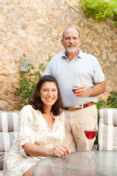 Pariskunta juo viiniä lomakohteessa
 - Valokuva, kuva