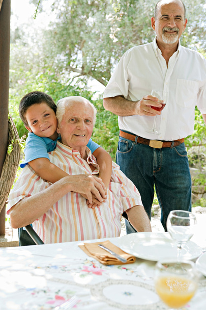 Avô, pai e filho relaxando juntos em férias
 - Foto, Imagem