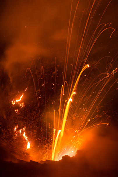 Éruption du volcan Yasur
 - Photo, image