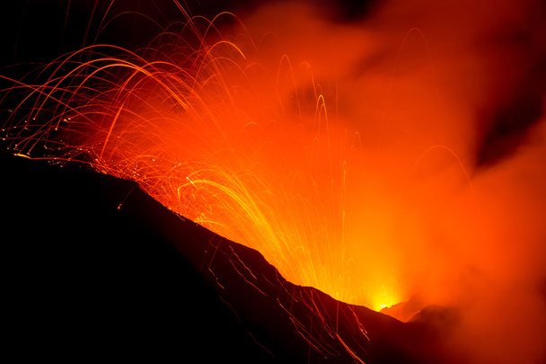 Yasur виверження вулкана
 - Фото, зображення
