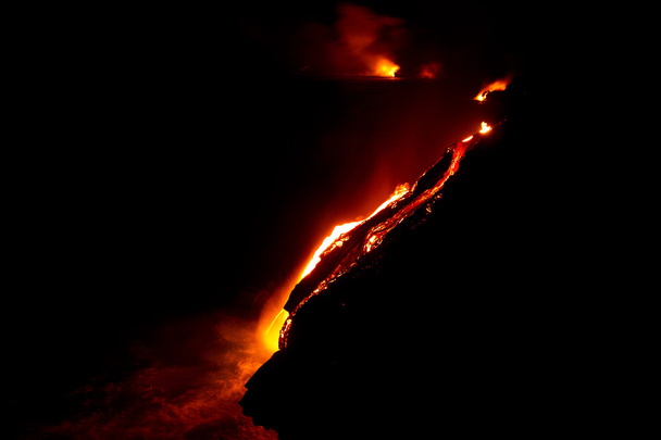 Flujo de lava por la noche
 - Foto, Imagen