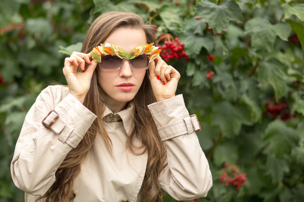Autumn fashion woman wearing autumn sunglasses - Foto, imagen