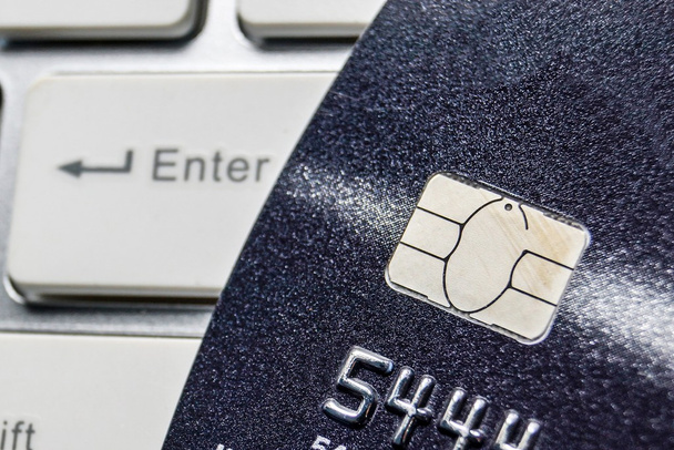 Karta kredytowa na klawiaturze komputera biały - Zdjęcie, obraz