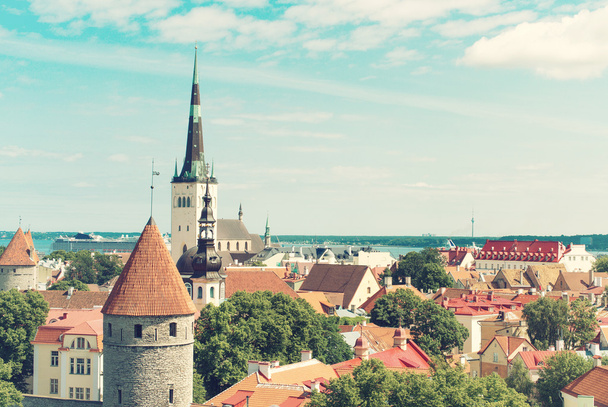 Vue d'été sur la vieille ville. Estonie, Tallinn
. - Photo, image