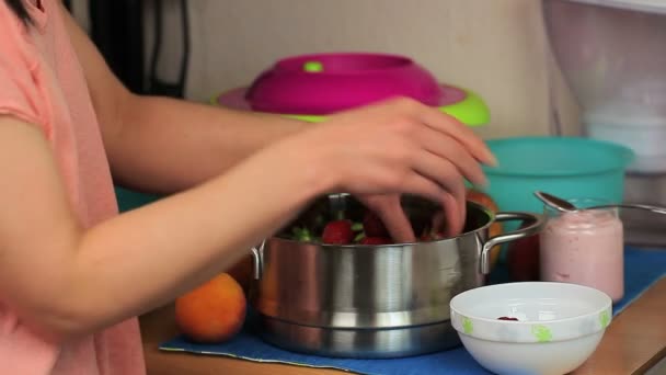 Жіночий сорт полуниці на кухні
 - Кадри, відео
