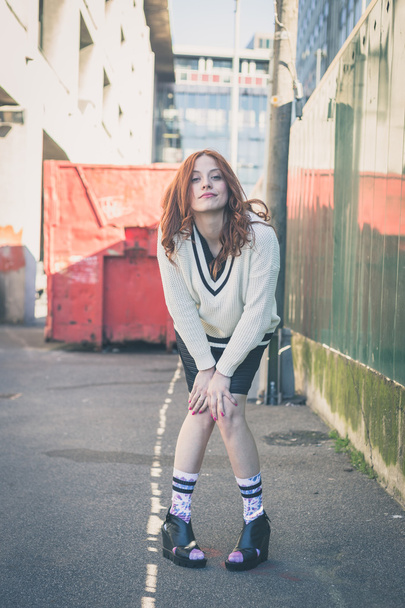 Beautiful girl posing in the city streets - Fotografie, Obrázek