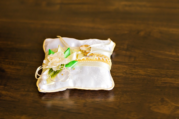 Anillos de boda de oro - Foto, Imagen