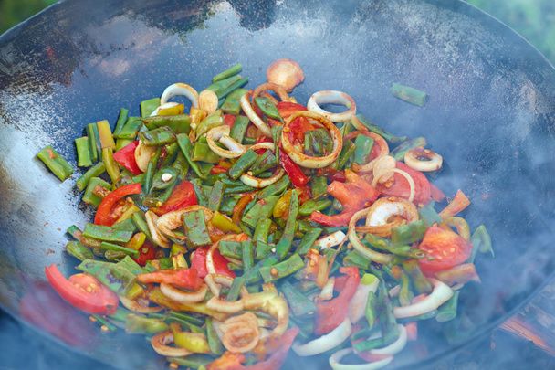 Verduras chinas en wok sobre un fuego abierto
. - Foto, Imagen