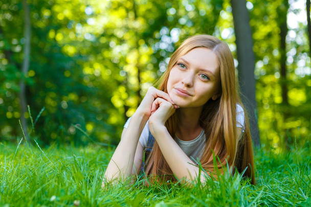 Gyönyörű, vörös hajú fiatal nő mosolyog - Fotó, kép