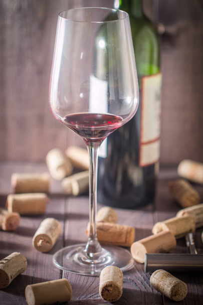 Botella de vino tinto, vidrio, corchos y sacacorchos
  - Foto, Imagen