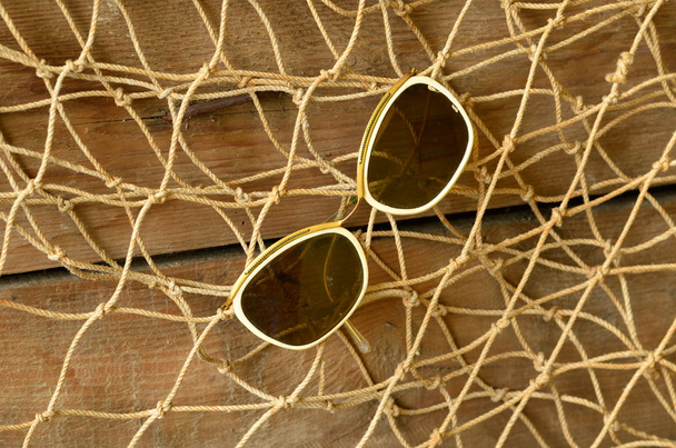 Винтажные солнцезащитные очки и лучевой трал. Винтажное лето
. - Фото, изображение