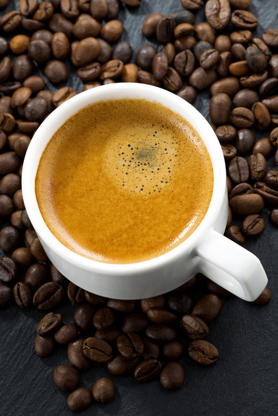 Espresso auf Kaffeebohnen Hintergrund, Draufsicht - Foto, Bild