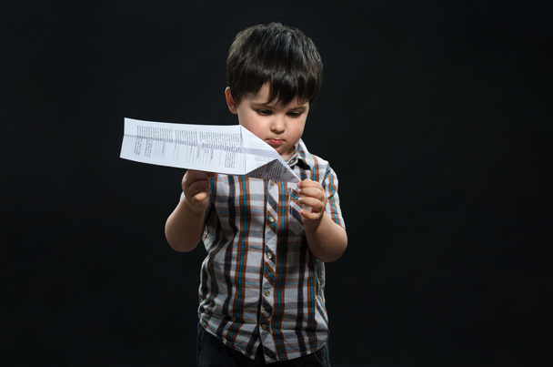 little boy with a paper airplane - Фото, изображение